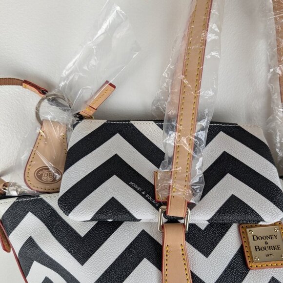 NWT Dooney and Bourke Chevron Tote w/matching pouch and keychain - Picture 2 of 6
